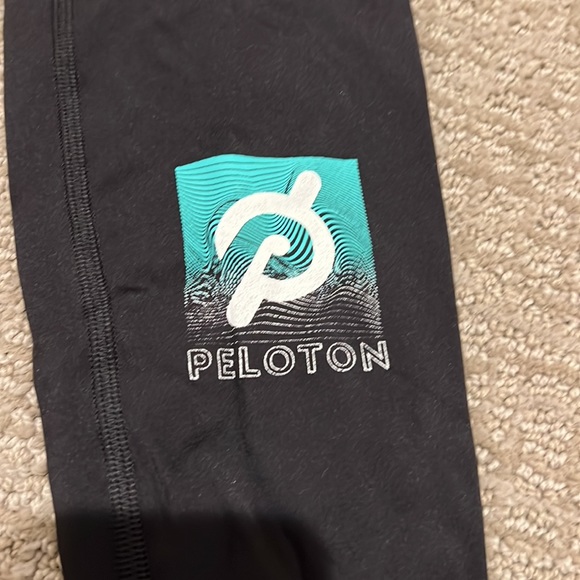 Size 4 Lululemon Peloton leggings, very good condition. Worn once. - Picture 4 of 5